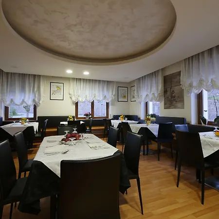 De March Hotel