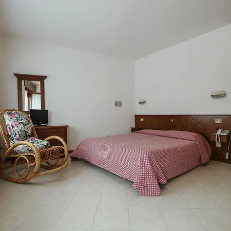 De March Hotel 2*