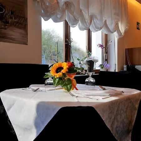 De March Hotel